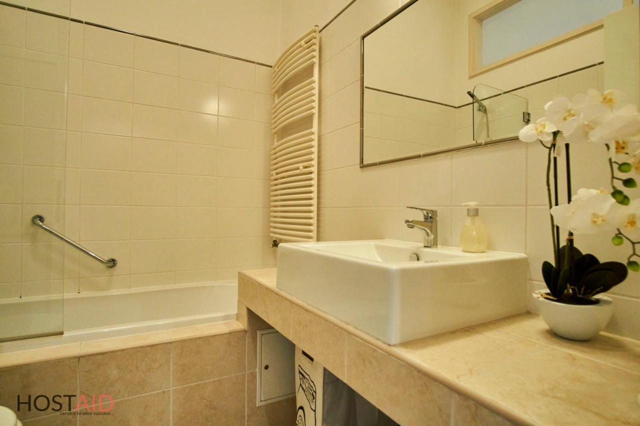 M52 Apartment - Hostaid Budapest Eksteriør billede